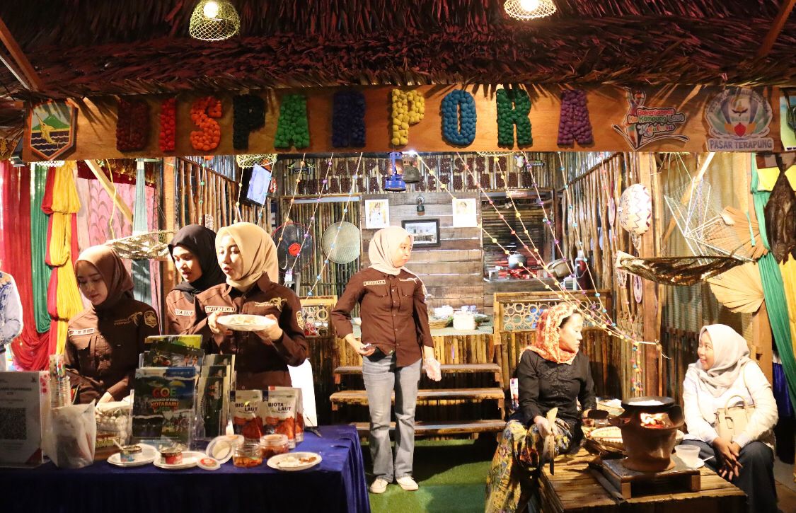 JUARA: Tim Disparpora memperlihatkan piagam dan piala juara ua yang diterimanya di Festival Wisata Budaya Pasar Terapung. Foto: Disparpora Kotabaru.