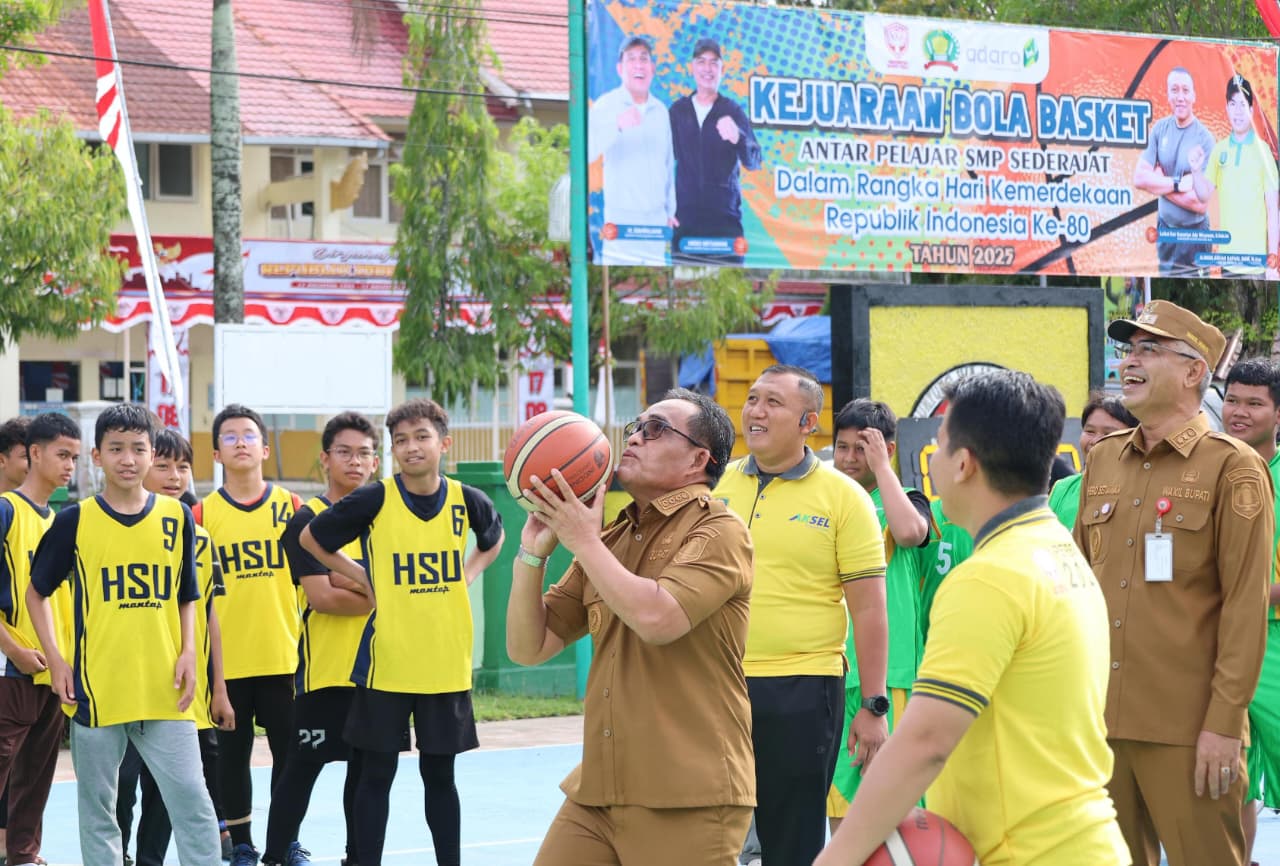 SHOOTER: Bupati Kabupaten HSU H Sahrujani,  melakukan tripoin menandai kompetisi basket tingkat pelajar SMP, Selasa (12/8/2025).