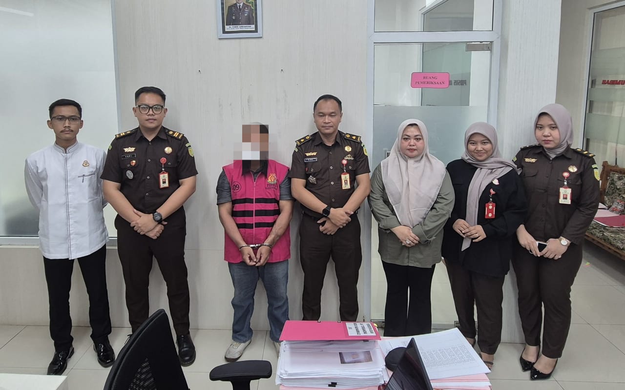 DITAHAN: Setelah ditetapkan sebagai tersangka, R sekarang sudah resmi ditahan oleh Kejaksaan Negeri Tapin.