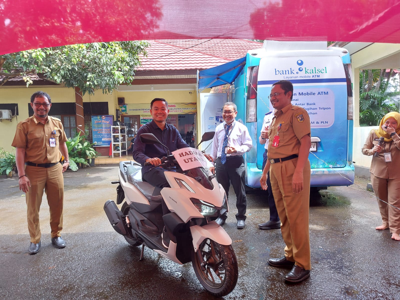 HADIAH: Kepala Tala Bapenda Tala Rudi Ismanto menyerahkan hadiah sepeda motor kepada pemenang undian program Bapenda 2024.