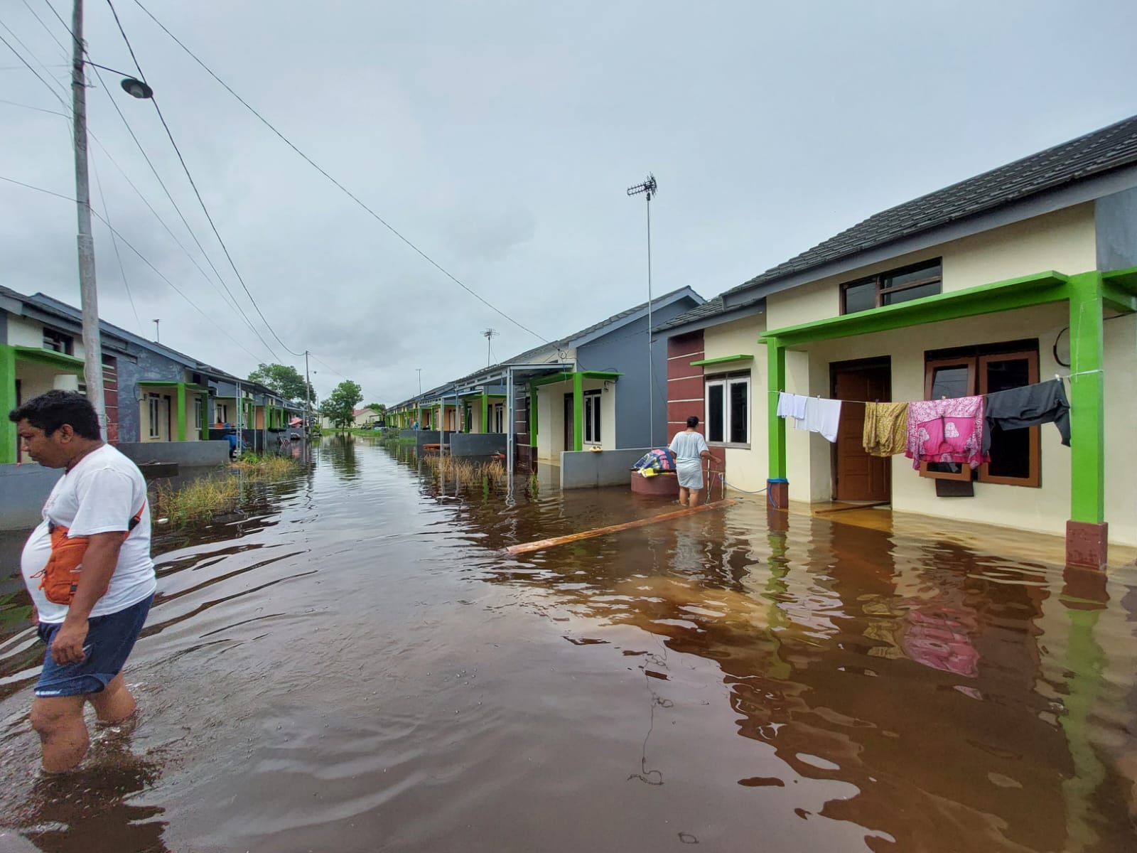 LANGGANAN BANJIR: Genangan banjir kembali merendam rumah warga di Kompleks Berkat Sekumpul Indah, yang setiap tahun menjadi langganan genangan saat musim hujan.