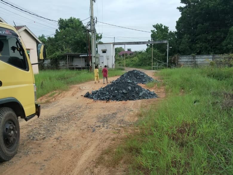 SUPAYA TIDAK BECEK: Warga gotong royong menimbun jalan rusak menggunakan batu gunung di Kompleks Berkat Sekumpul Indah, Desa Bincau Muara, Martapura.