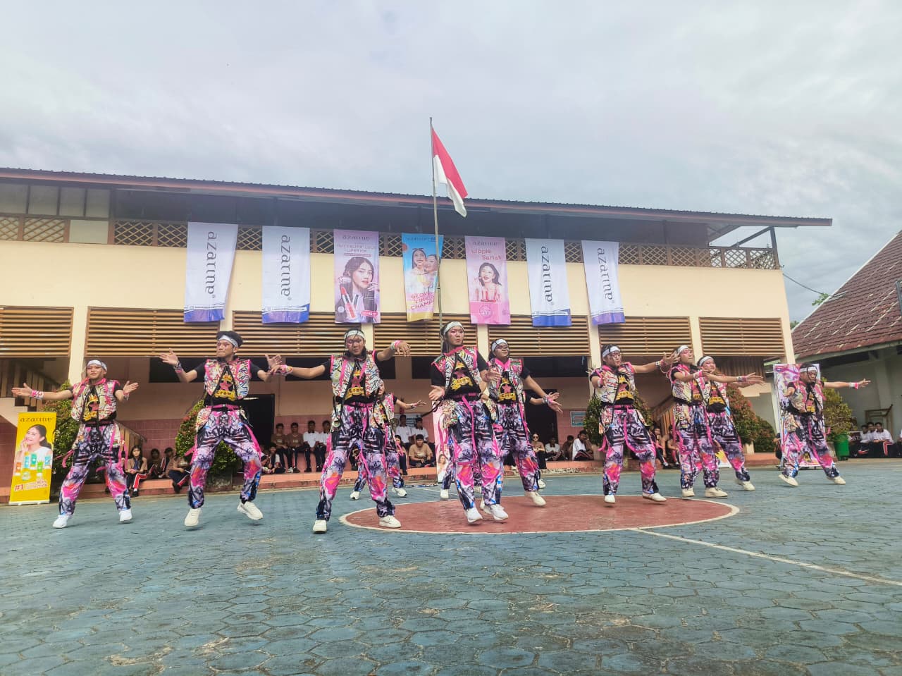 Tim dance pendamping putra SMA Don Bosco Banjarmasin.