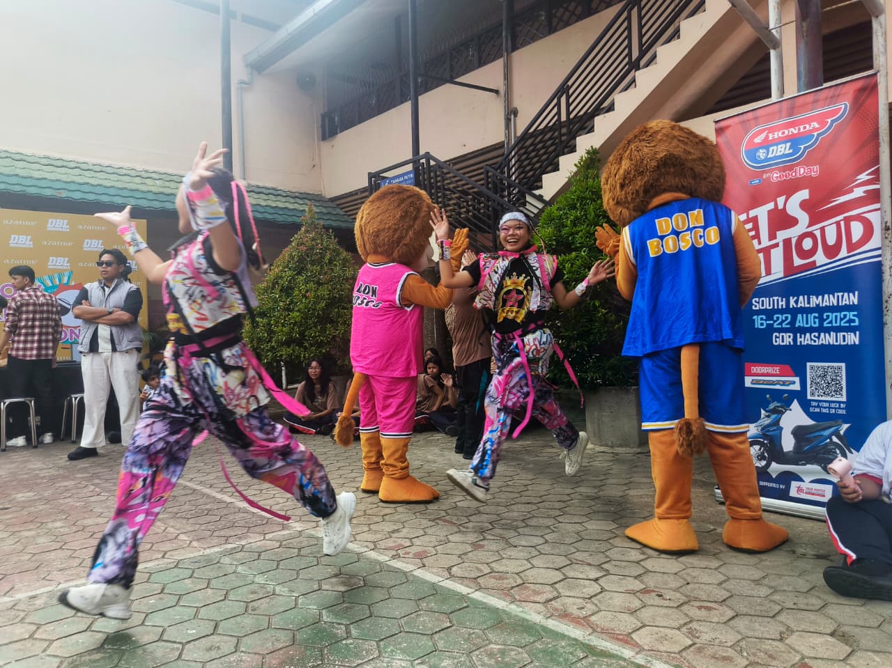 TAMPIL: Kapten tim dance pendamping putra SMA Don Bosco Banjarmasin, Britanicia memimpin timnya dengan tema &ldquo;Masterpiece&rdquo; di Azarine Dance Competition DBL 2025 Kalsel.