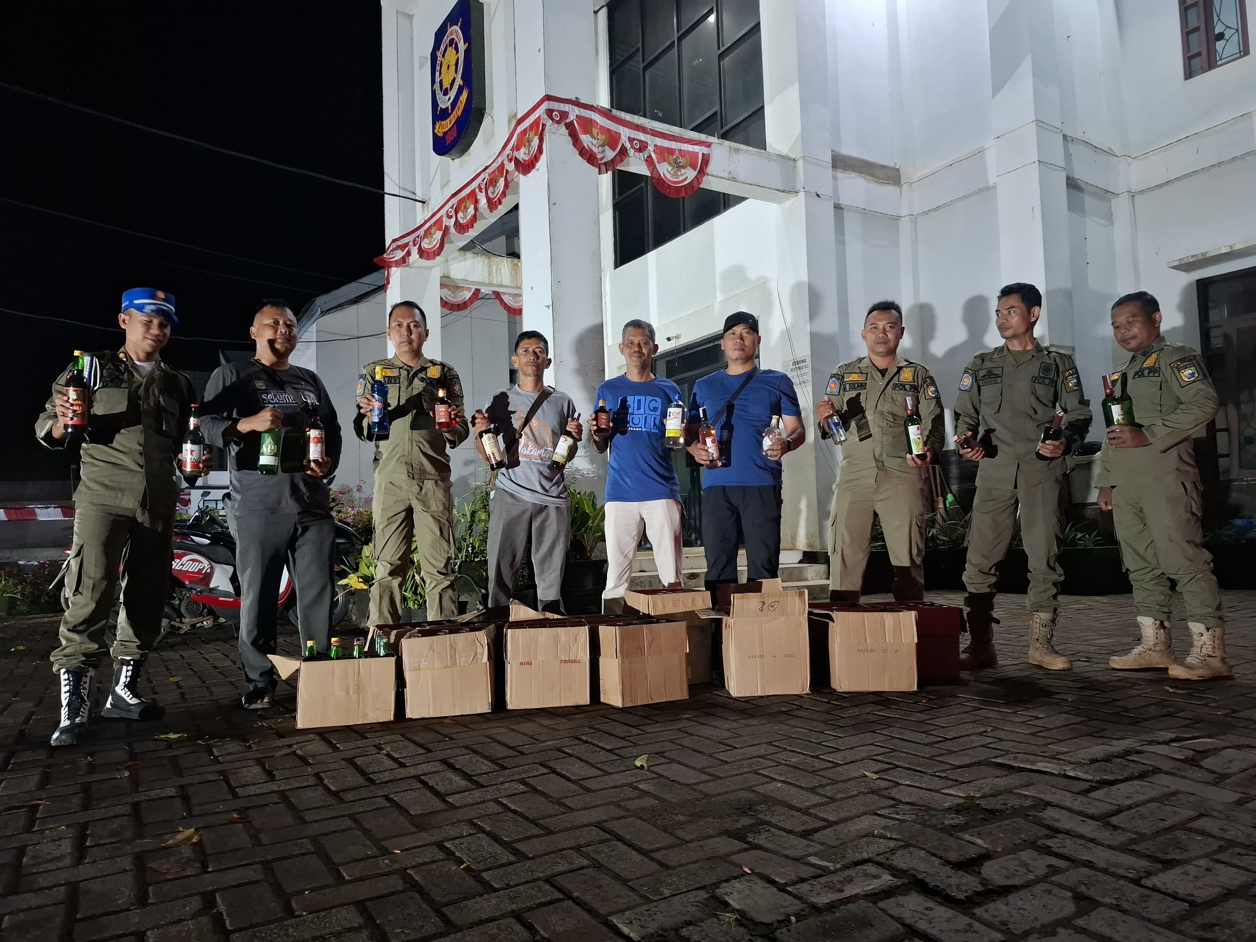 GAGALKAN: Penampakan seratus lebih miras yang berhasil digagalkan petugas Satpol PP dan Damkar Tala dari penjual miras di Jorong.