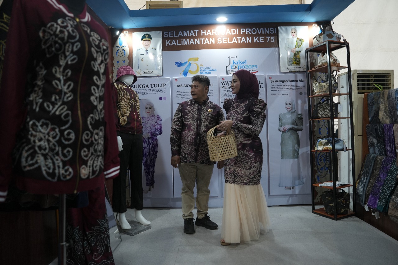 HADIR: Bupati HST Samsul Rizal dan Ketua Dekranasda HST, Deni Era Yulyantie, meninjau stan HST di Kalsel Expo 2025.