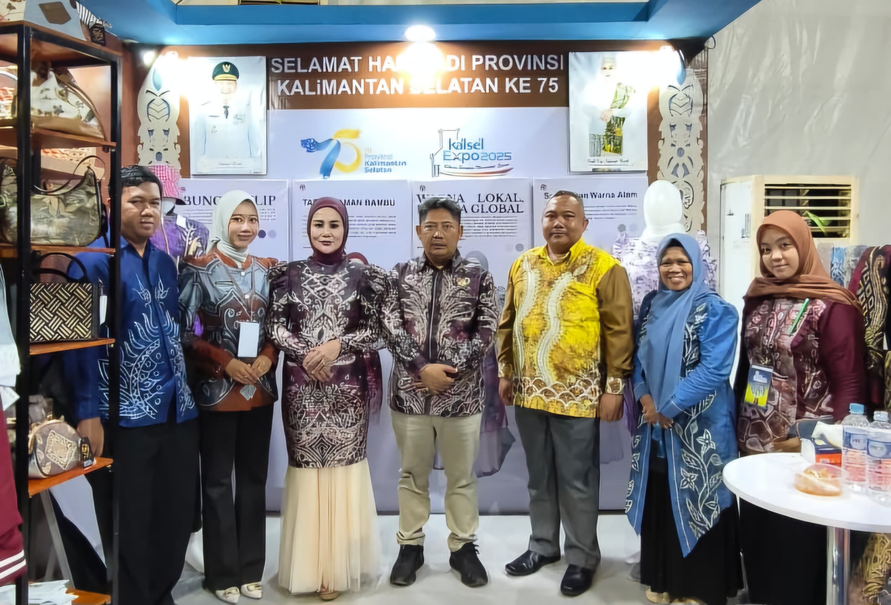 HADIR: Bupati HST Samsul Rizal dan Ketua Dekranasda HST, Deni Era Yulyantie, meninjau stan HST di Kalsel Expo 2025.