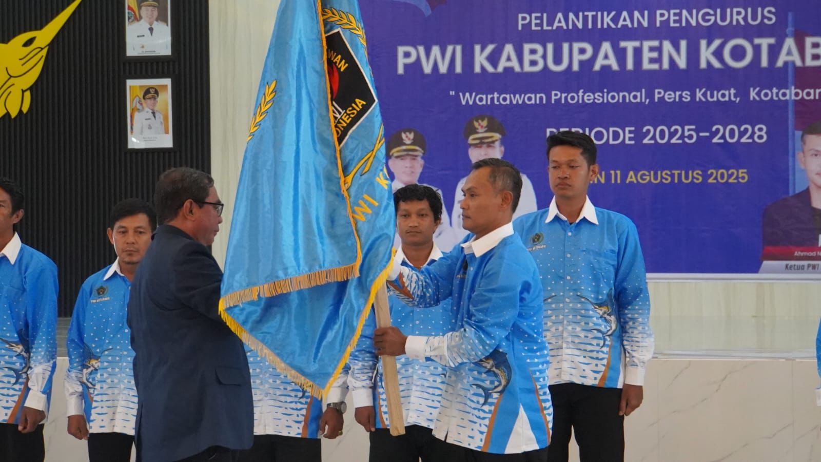 AMANAH: Penyerahan pataka oleh Ketua PWI Kalsel, Zainal Helmie, kepada Ketua PWI Kotabaru terpilih, Ahmad Nurahsin.