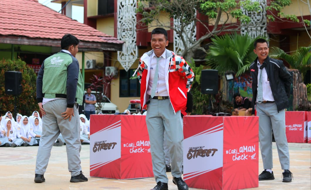 GAMES SERU: Roadshow DBL Banjarmasin di Smalie juga dimeriahkan dengan aneka games dari sponsorship.