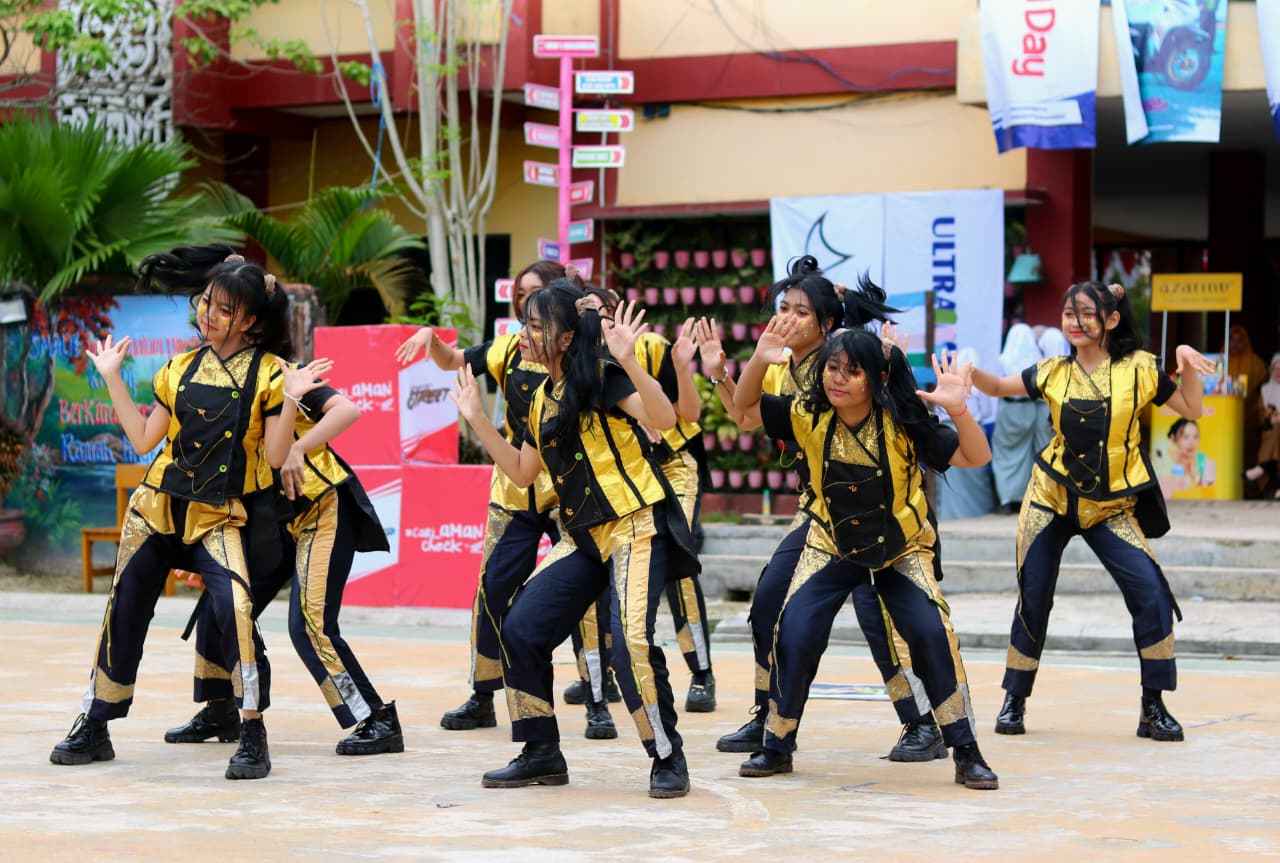 KEREN: Tim dance Smalie tampil energik saat Roadshow DBL Banjarmasin di SMAN 5 Banjarmasin, Selasa (12/8/2025) sore.