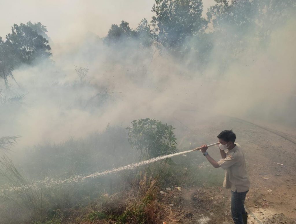 PADAMKAN API: Relawan gabungan Kabupaten Banjar memadamkan api yang membakar lahan kering beberapa waktu lalu.