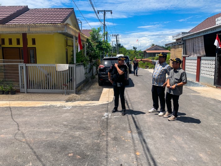 PROYEK PERUMAHAN: Komisi III DPRD Banjarmasin mengecek hasil pengaspalan jalan yang dikerjakan Dinas Perumahan dan Permukiman Banjarmasin, Selasa (12/8).