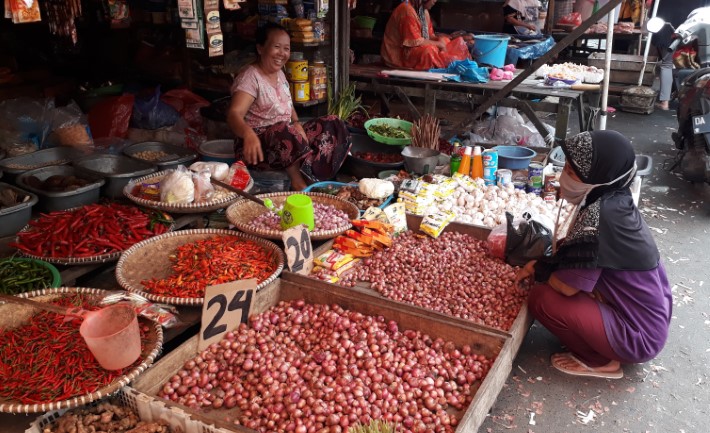 NAIK HARGA: Foto ilustrasi. Pedagang bawang merah di Pasar Lama, Banjarmasin Tengah.