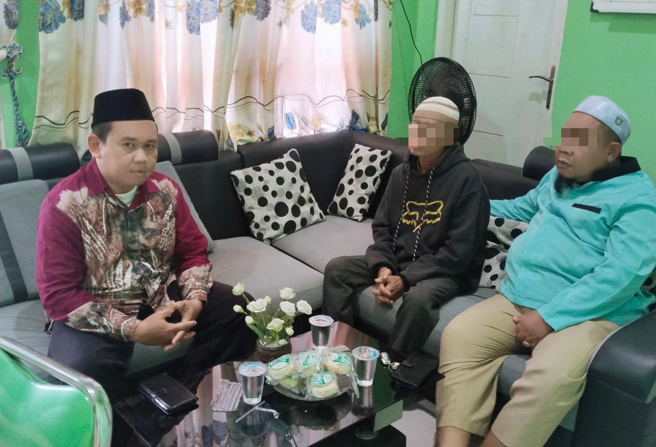 BERTEMU: Kepala KUA Kusan Hilir Arifin Noor saat menemui AS dan HB pada Rabu (13/8). (Foto: Kemenag Tanah Bumbu untuk Radar Banjarmasin)