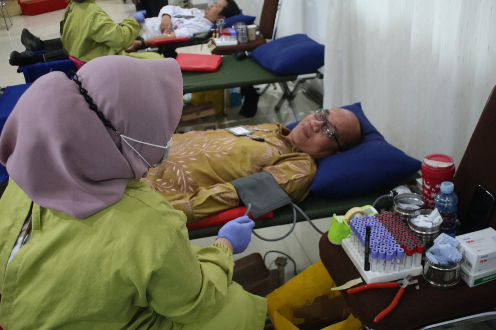 DONORKAN DARAH:Kakanwil Kemenkum Kalsel, Alex Cosmas Pinem turut berpartisipasi dalam kegiatan donor darah memperingati Hari Pengayoman ke-80 2025.