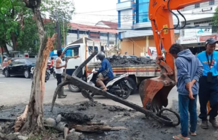 DIKERUK ALAT BERAT: Jangkar yang ditemukan di Jalan Pangeran Samudera pada Januari 2025 lalu.