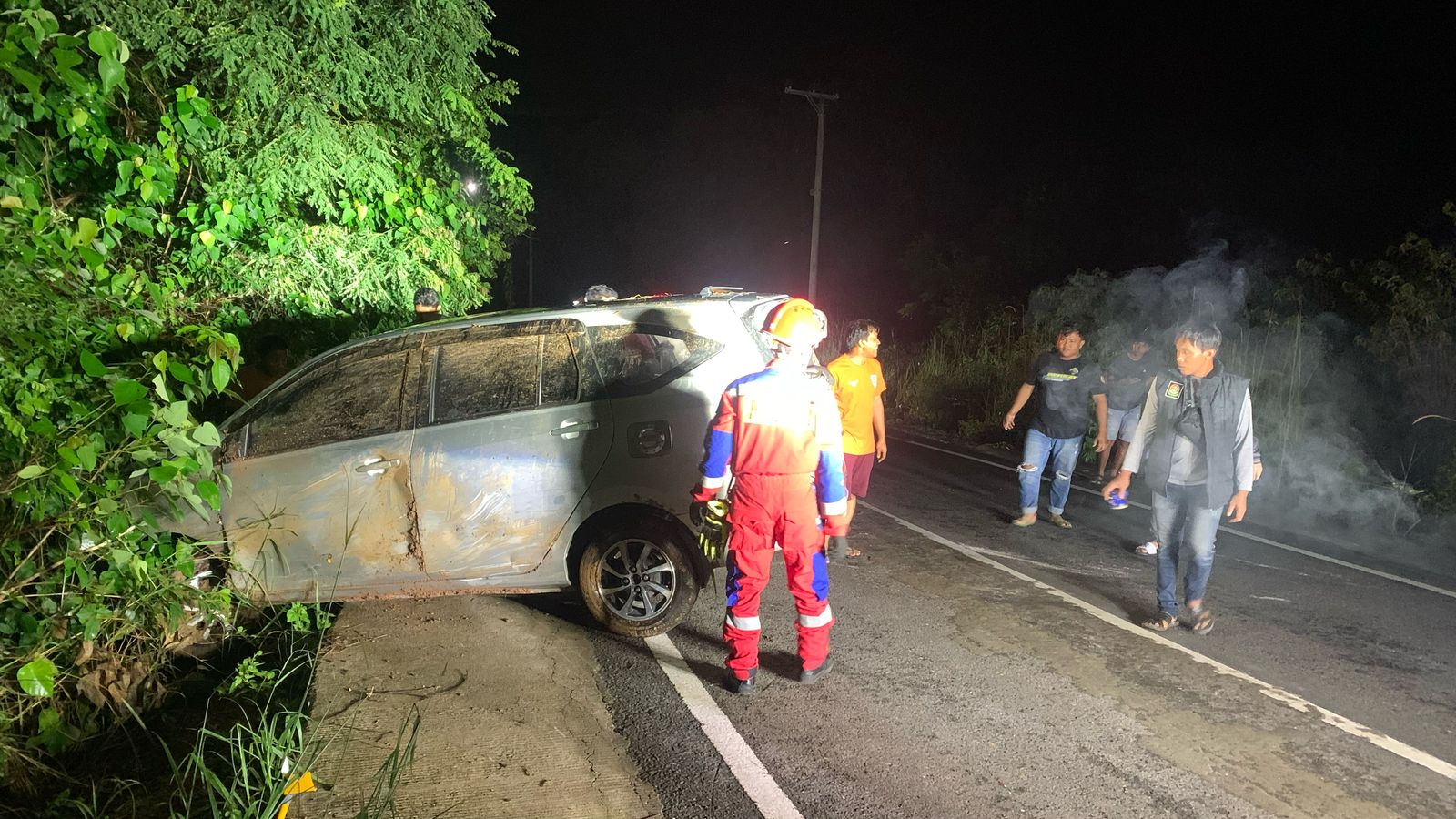 MASUK JURANG: Petugas Damkar Banjar mengevakuasi kendaraan yang tergelincir di ruas Bypass Banjarbaru-Batulicin beberapa waktu lalu.