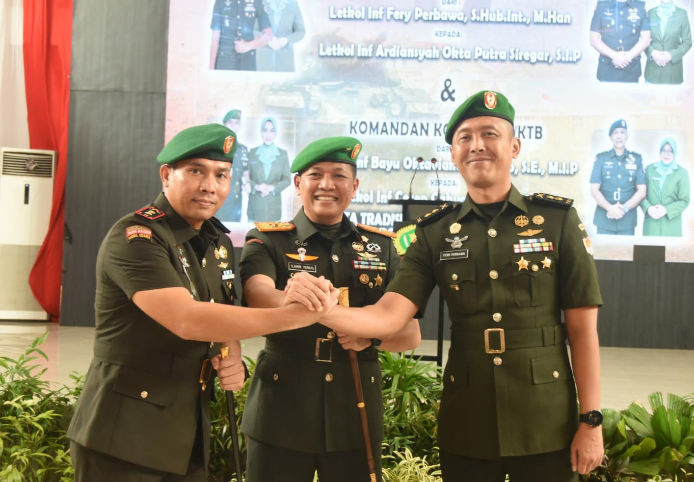 SERTIJAB: Letkol Inf Ardiansyah Okta Putra Siregar (kiri) resmi menjabat Dandim 1002/HST.