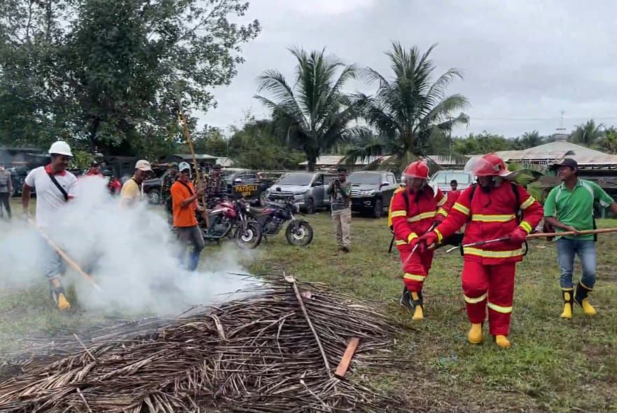 SIAGA: Personel gabungan simulasi menghadapi karhutla di Kotabaru.