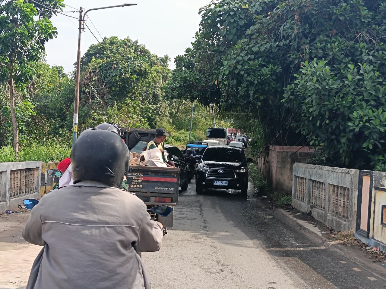 MACET: Jalan Sidodadi 2 Banjarbaru menjadi macet setelah pengalihan arus proyek jembatan Km 31 Banjarbaru.