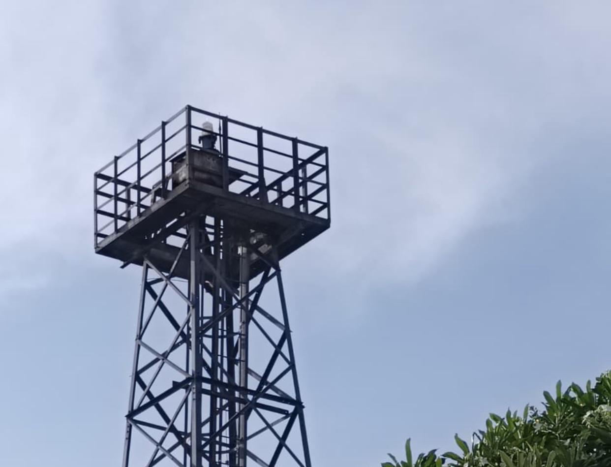 NAIK TOWER: Seorang perempuan naik ke tower ASDP Batulicin sebelum dievakuasi petugas. (Foto: PKJR Tanah Bumbu)