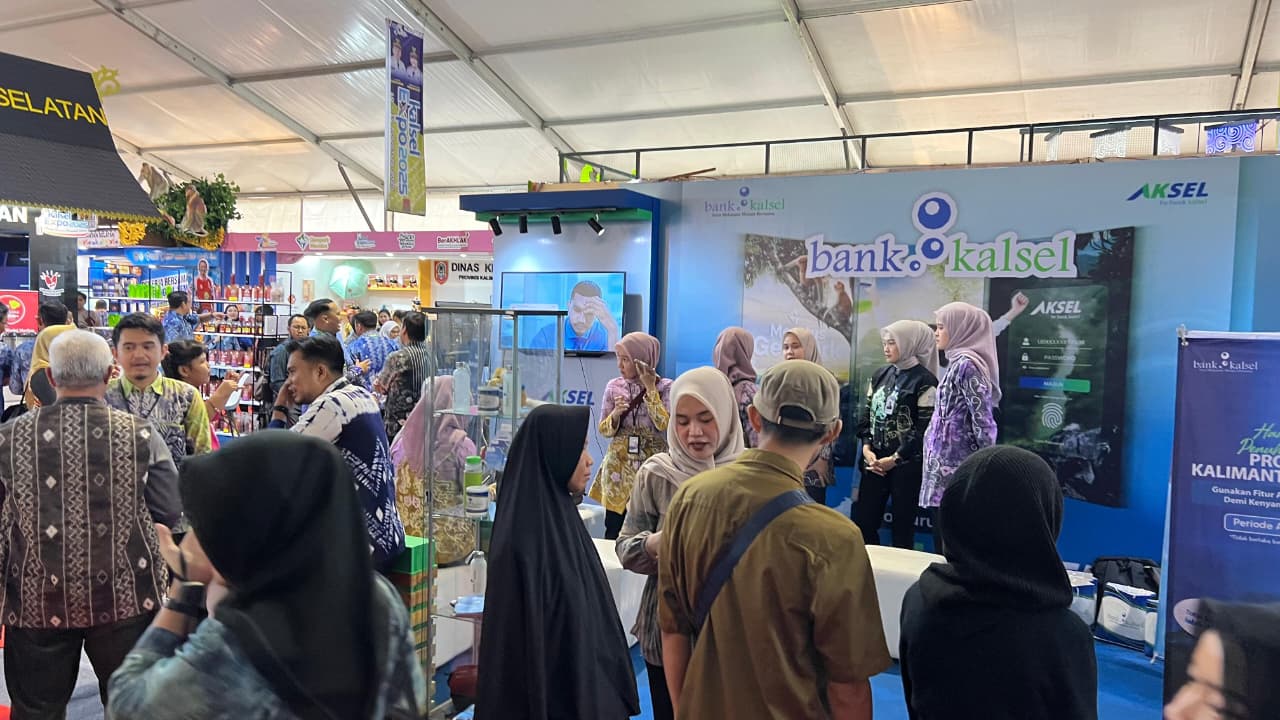 PROMO &ndash; Suasana booth Bank Kalsel di Kalsel Expo 2025.