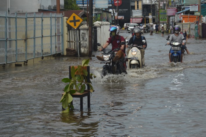 JALAN JADI SUNGAI: Banjir rob merendam Jalan Cemara Raya di Banjarmasin Utara, beberapa waktu lalu.