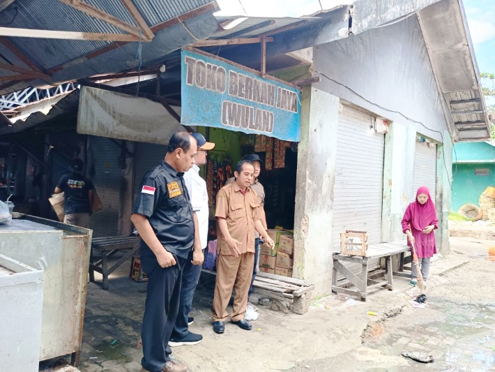 MENDATANGI: Komisi II DPRD Banjarbaru saat mendatangi Pasar Ulin Raya, Selasa (12/8) tadi. Sejumlah permasalahan mereka temui.