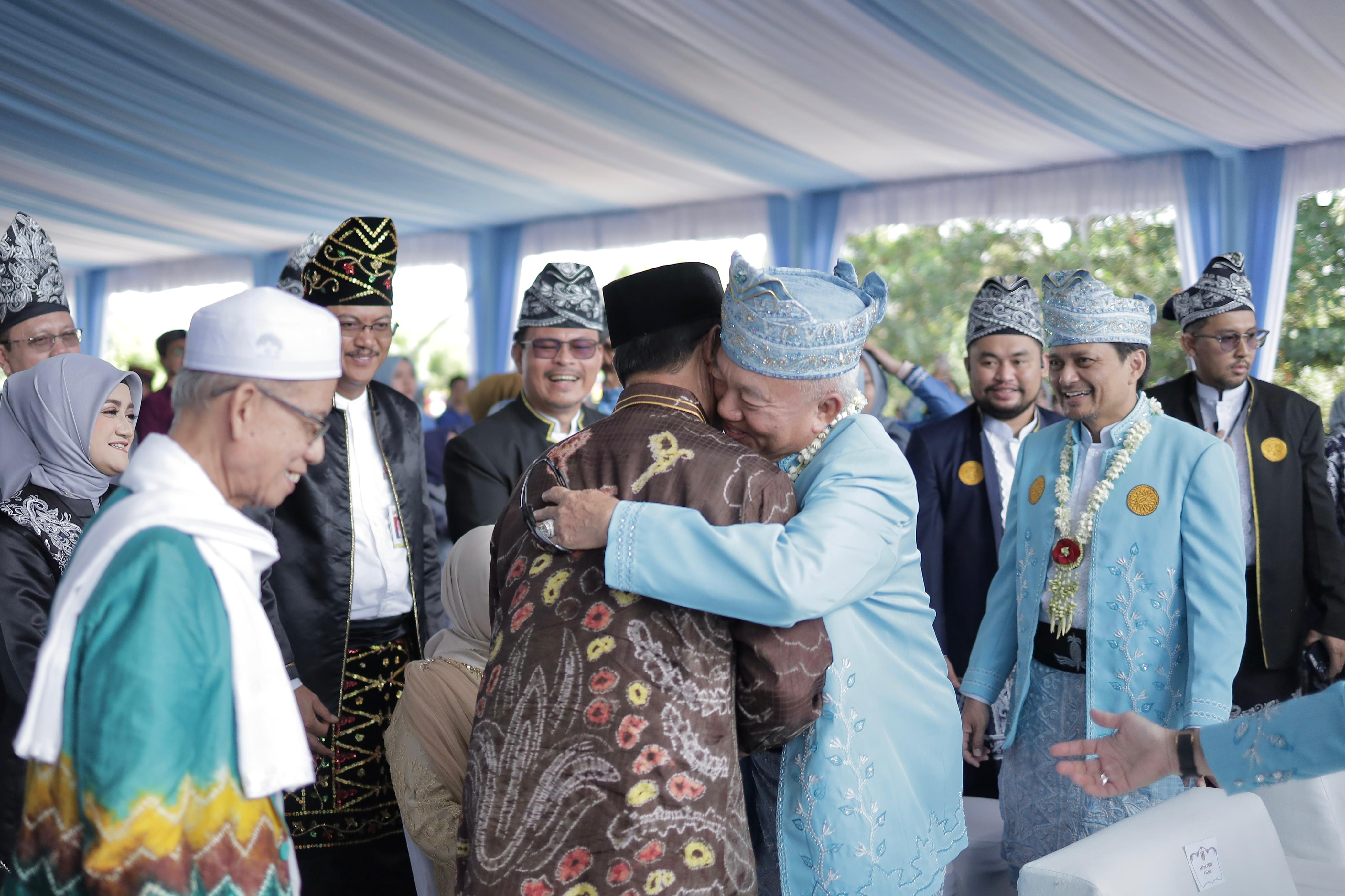 HANGAT: Muhidin merangkul hangat mantan gubernur Kalsel Sahbirin di acara peringatan hari jadi provinsi Kalsel ke-75 (Sheilla/Radar Banjarmasin)
