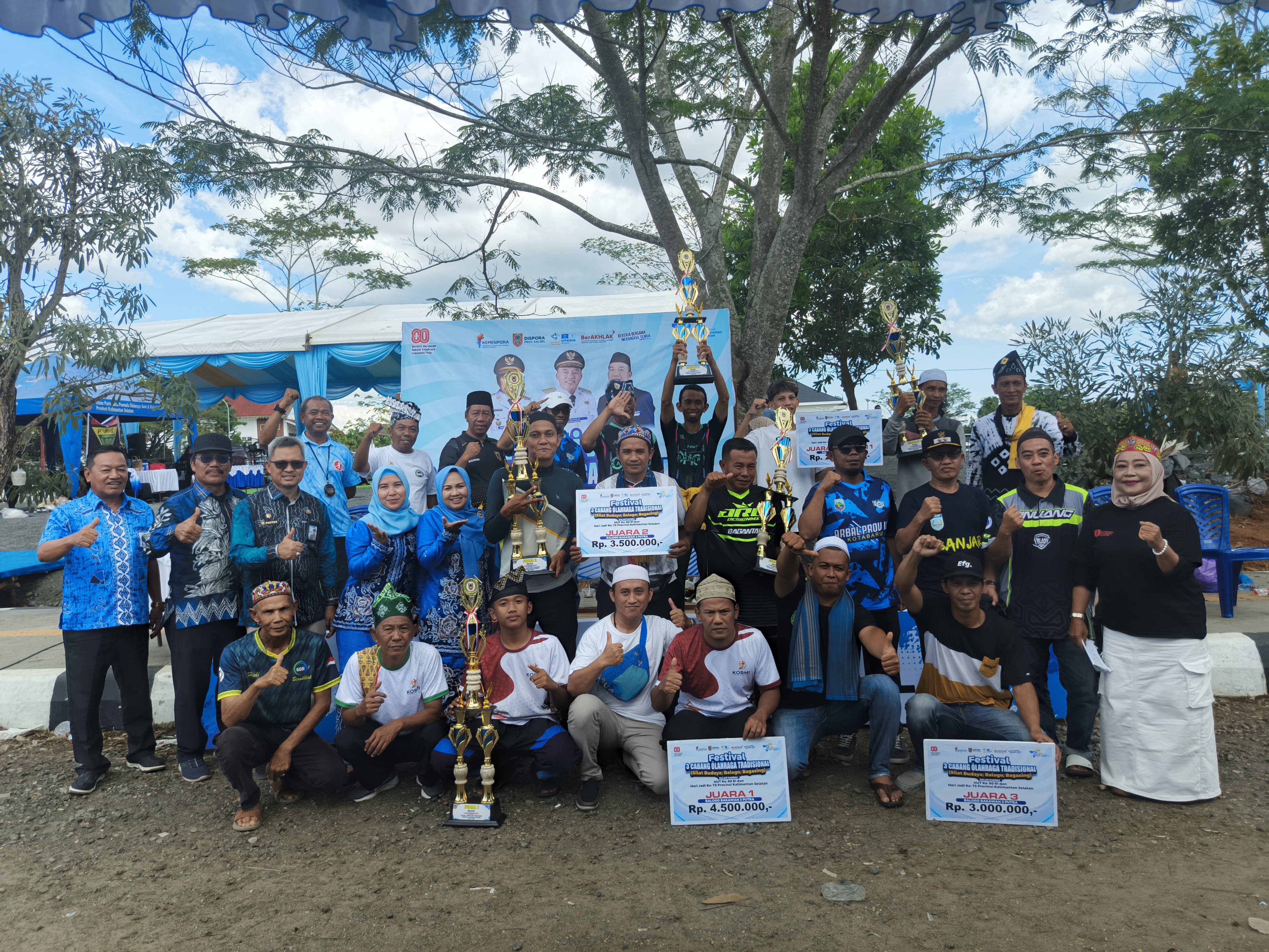 Foto bersama peserta lomba Balogo di Festival Olahraga Tradisional bersama Kabid Pembudayan Dispora Kalsel, Budiono yang digelar Dispora Kalsel di Area Kalsel Expo, Banjarbaru, Rabu (13/8).(M Idris Ji