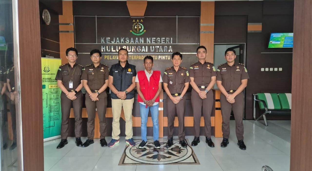 TIPIKOR: Tersangka R Kepala Desa Bararawa, Kecamatan Paminggir saat bersiap di bawah ke Lapas Kelas IIB. (Foto: Istimewa/Radar Banjarmasin)