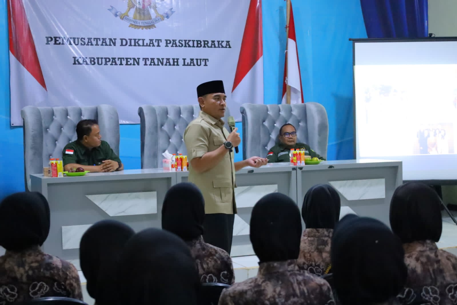 MOTIVASI : Bupati Tala H Rahmat Trianto saat berbagi pengalaman kepada calon Paskibraka Tala pada Rabu (13/8/2025) malam. (Foto : Diskominfostasan Tala untuk Radar Banjarmasin)