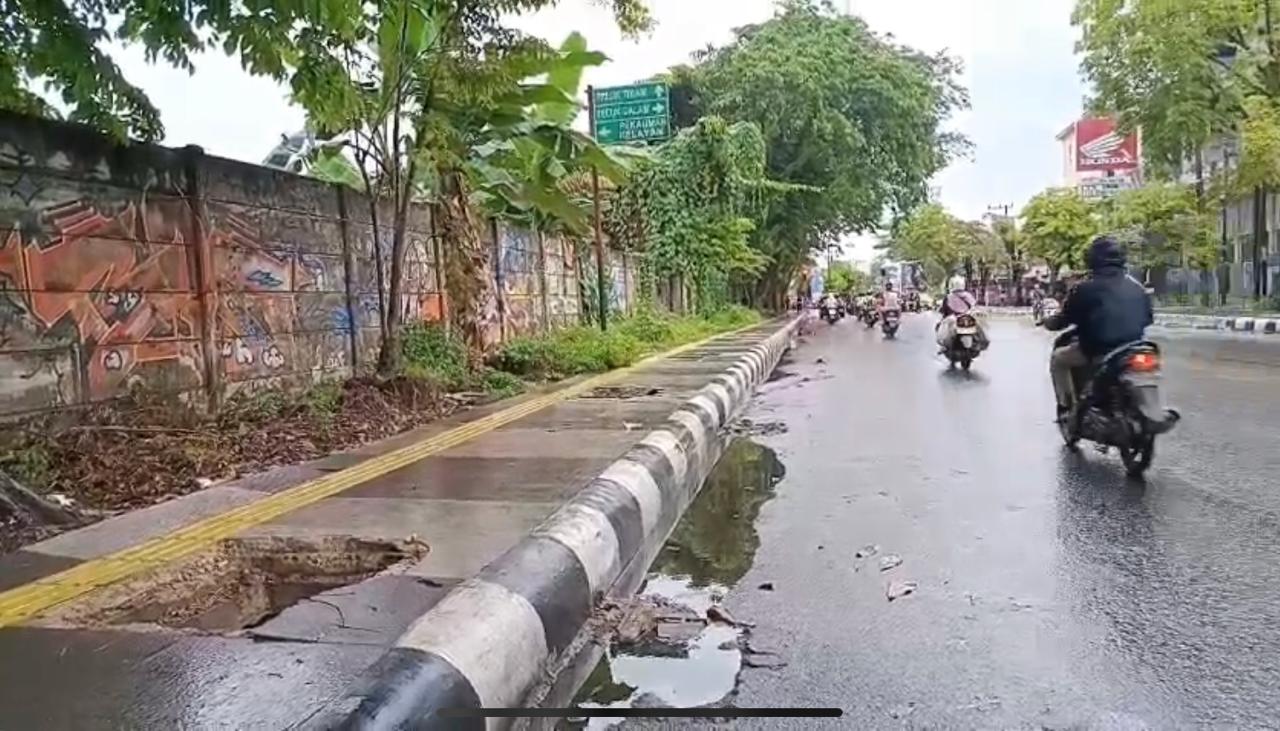 Kondisi trotoar di Jalan RE Martadinata, Banjarmasin, tampak berlubang akibat tutup manhole hilang. Selain merusak pemandangan juga dapat mengancam keselamataj pejalan kaki.(Foto: Endang/Radar Banjarm