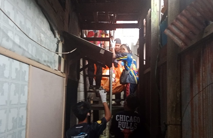 Tim relawan emergency menurunkan jasad Yusuf dari lantai dua untuk dibawa ke kamar pemulasaraan jenazah rumah sakit.