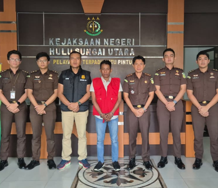 Mengenakan rompi merah, Kades Bararawa, Rahmani telah ditetapkan Kejari HSU sebagai tersangka kasus korupsi dana desa.