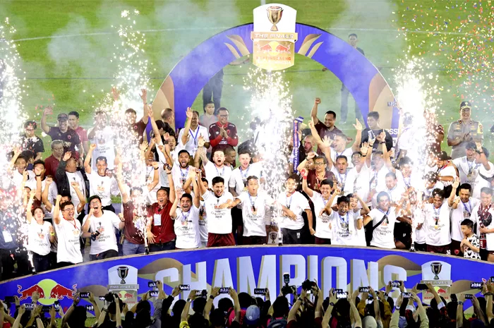 MERAYAKAN: Skuad PSM Makassar saat merayakan gelar juara Piala Indonesia edisi 2019.