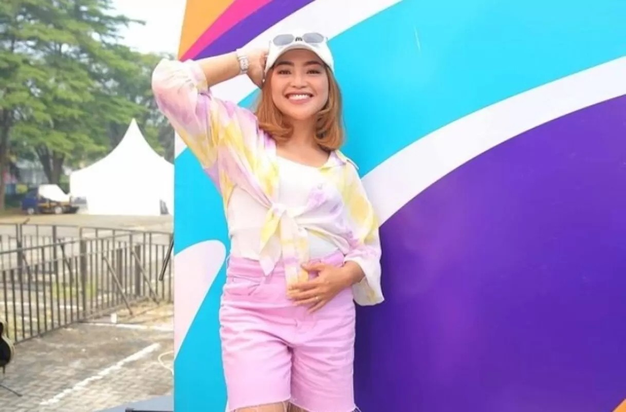 CERIA: Potret Mpok Alpa yang selalu ceria dan menghibur dengan celotehannya.