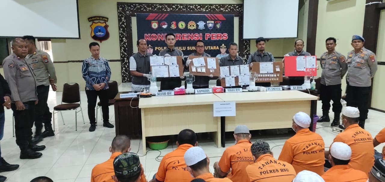 MUSNAHKAN: Kapolres HSU AKBP Agus Nuryanto, memimpin pemusnahan barang bukti sabu dan ekstasi di Aula Jananuraga Polres HSU. (Foto: M.Akbar/Radar Banjarmasin.