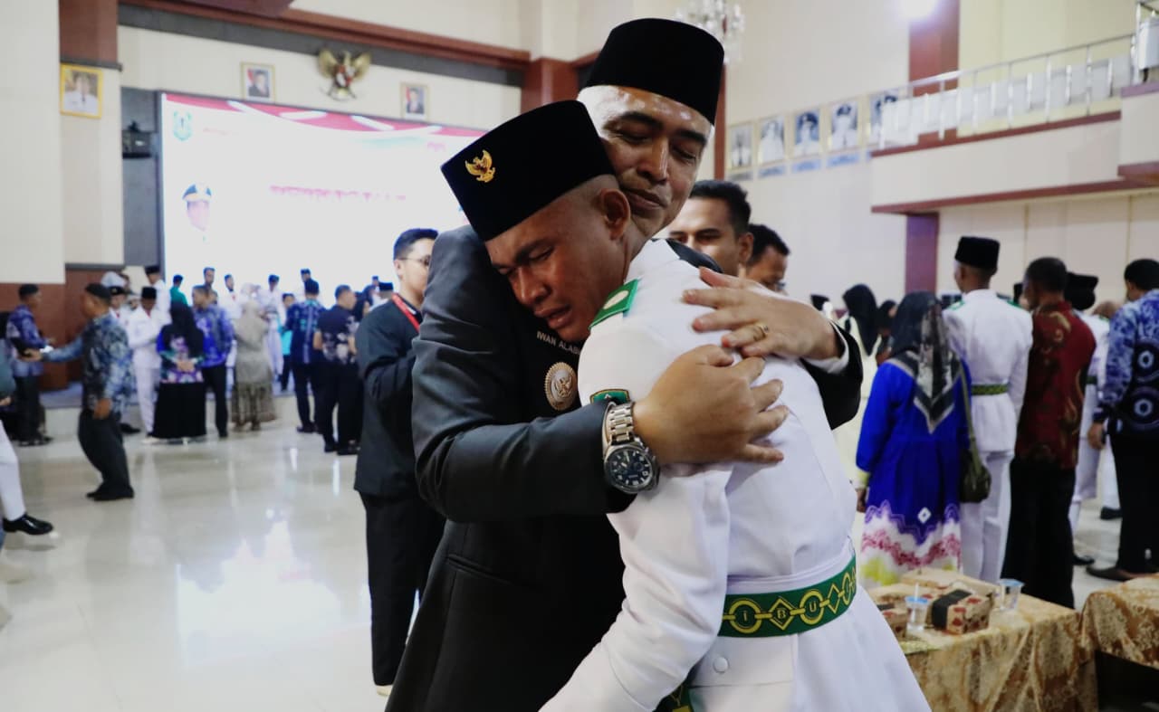 HARU: Momen Wabup Hero Setiawan saat memeluk Hasanudin Paskibra 2025 yang dikukuhkan tanpa kehadiran orang tua di Aula Dr KH Idham Chalid, Jumat (15/8/2025). (Foto: M.Akbar/Radar Banjarmasin)