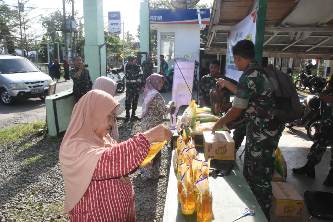 MURAH: Kodim menggelar gerakan pangan murah, menjual kebutuhan pokok dengan harga murah.