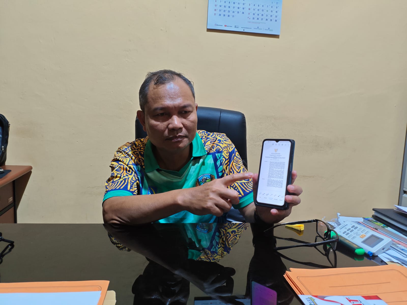 SIAGA DARURAT: Kalak BPBD HSS Kusairi menunjukkan SK status siaga darurat Karhutla yang ditetapkan selama empat bulan.