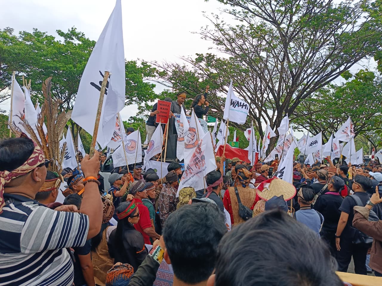 DEMO: Ratusan Masyarakat Adat menyerukan aksi tolak taman nasional Meratus.