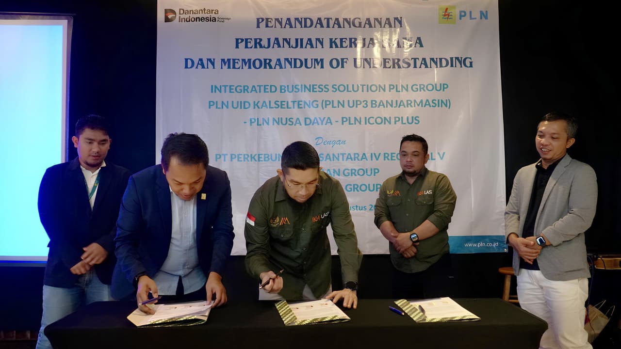 TEKEN: Penandatanganan MoU antara Pemilik Mahatama Group, Royzani Sjachril (tengah) dengan PLN Grup (PLN Icon Plus) disaksikan oleh Senior Manager Niaga dan Manajemen Pelanggan PLN UID Kalselteng