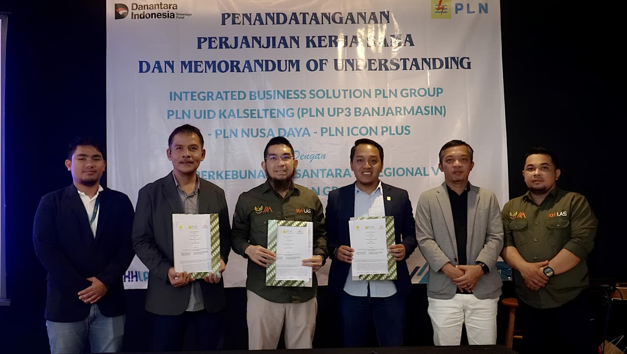 ABADIKAN MOMEN: Foto bersama setelah proses penandatangan MoU antara Mahatama dengan PLN Grup.
