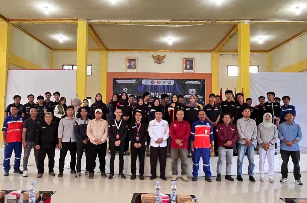 BERSAMA:Foto bersama peserta dan perwakilan Pemkab Kotabaru pada ajang kompetisi Pengelasan 2025 Tingkat Regional Kalsel yang diadakan Poltek Kotabaru, 13-14 Agustus 2025.