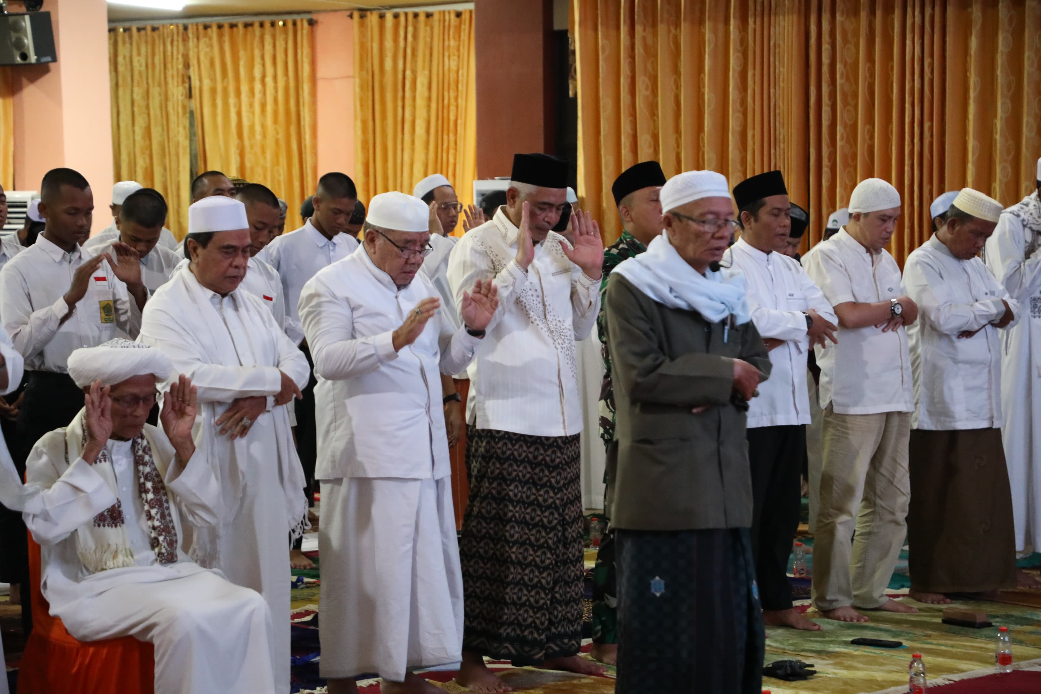 KHUSYUK:Wakil Bupati HSU, Hero Setiawan dan undangan salat hajat berjamaah di Aula Dr KH Idham Chalid dalam menyambut HUT RI ke-80 tahun, Jumat (15/8/2025).