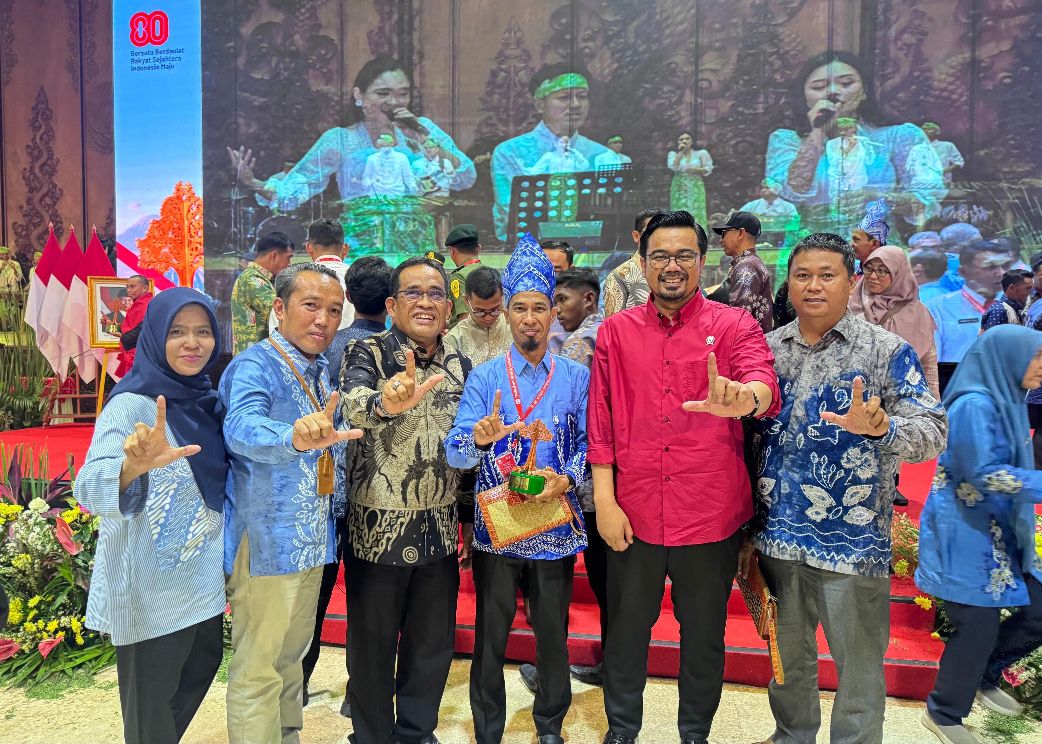 PRESTASI:Bupati Kabupaten HSU, H Sahrujani (tiga dari kiri) hadir mendampingi LPHD Tambaksari Panji menerima Tropi juara pada ajang Wana Lestari 2025 di Jakarta, Jumat (15/8/2025).