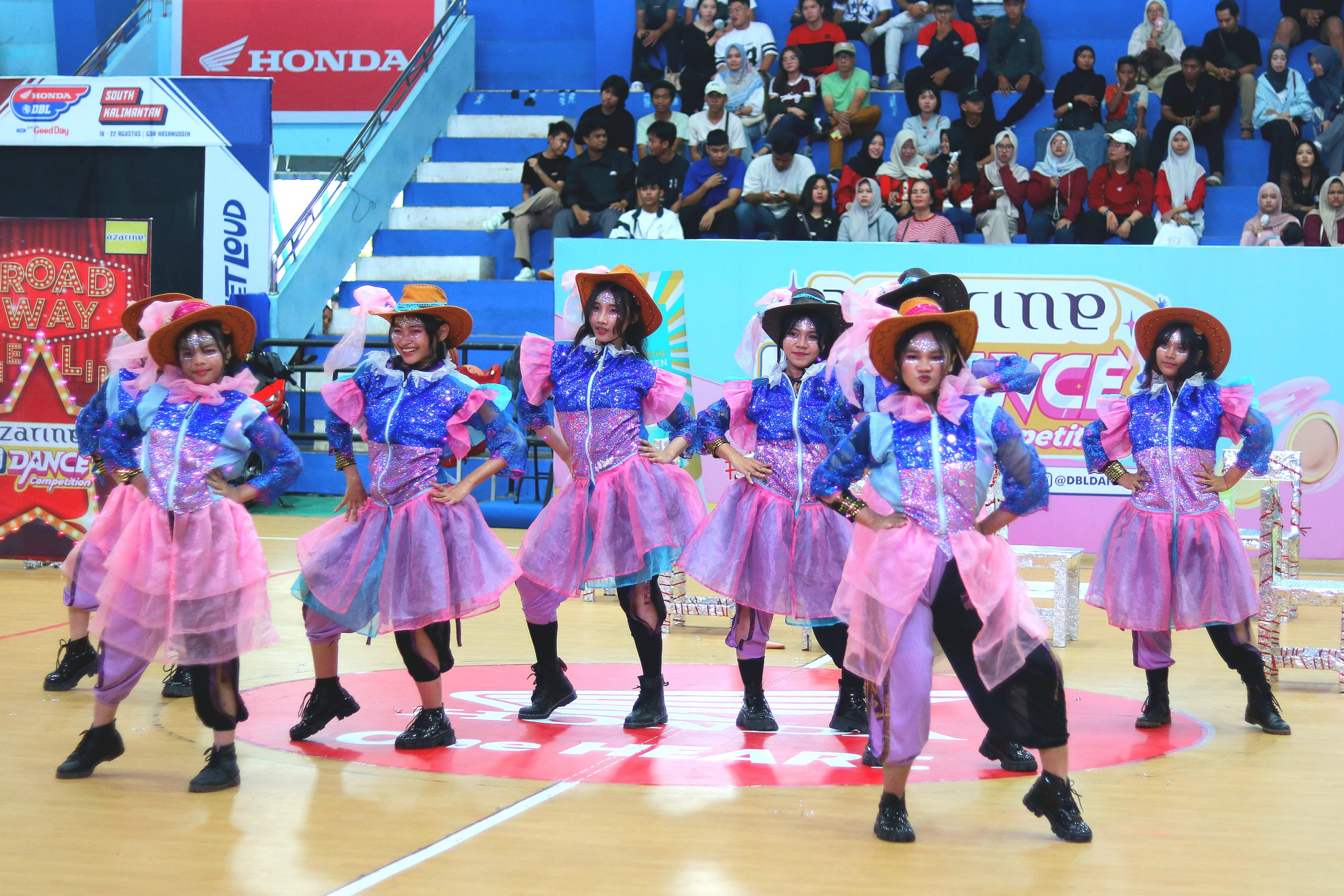 COWGIRL CANTIK:Tim dance SMAN 5 Banjarmasin tampil menawan dengan kostum cowgirl bernuansa pink dan ungu.