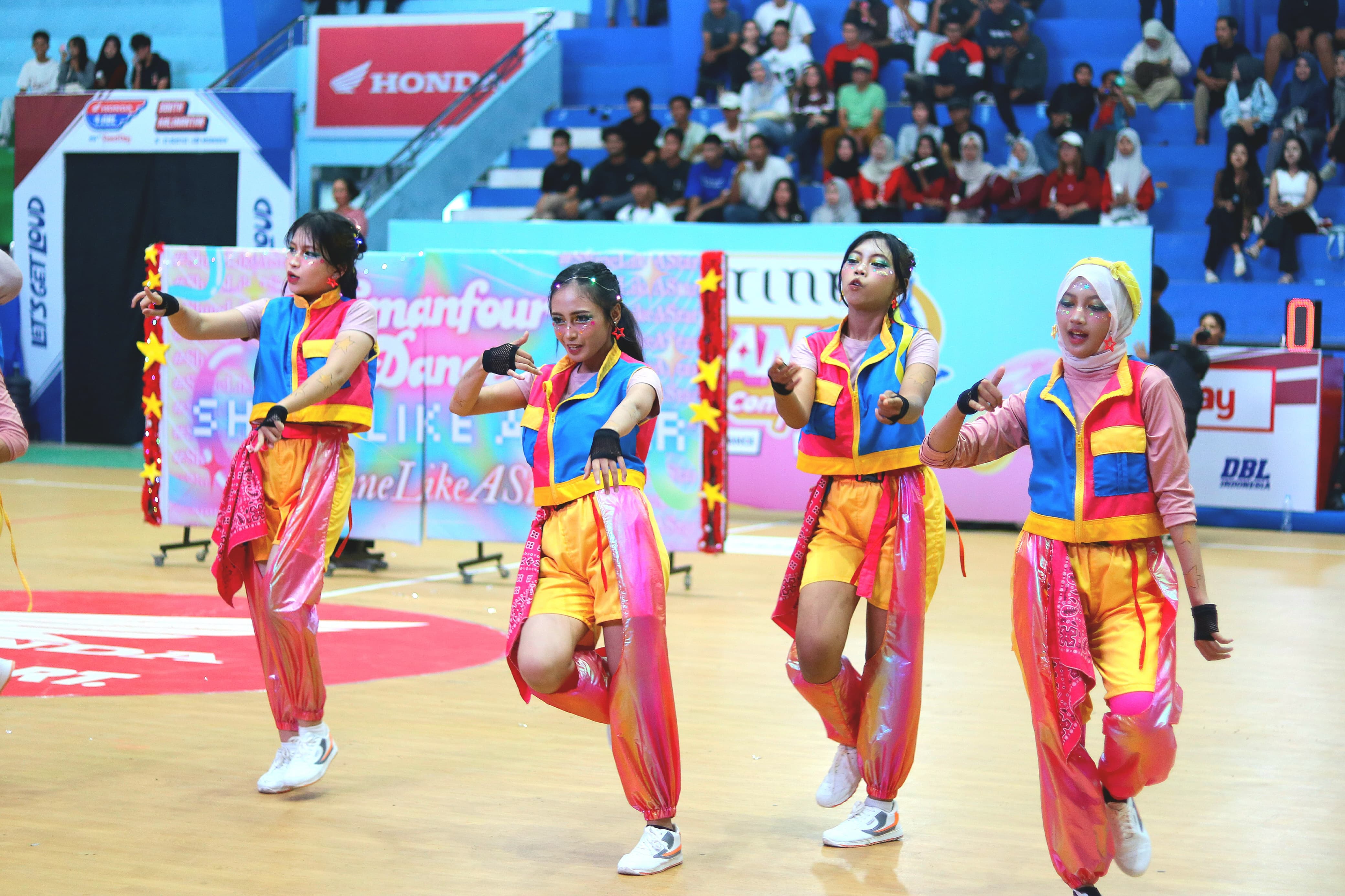 LINCAH:Tim dance SMAN 4 Banjarbaru begitu enerjik saat melantai di GOR Hasanuddin HM Banjarmasin.