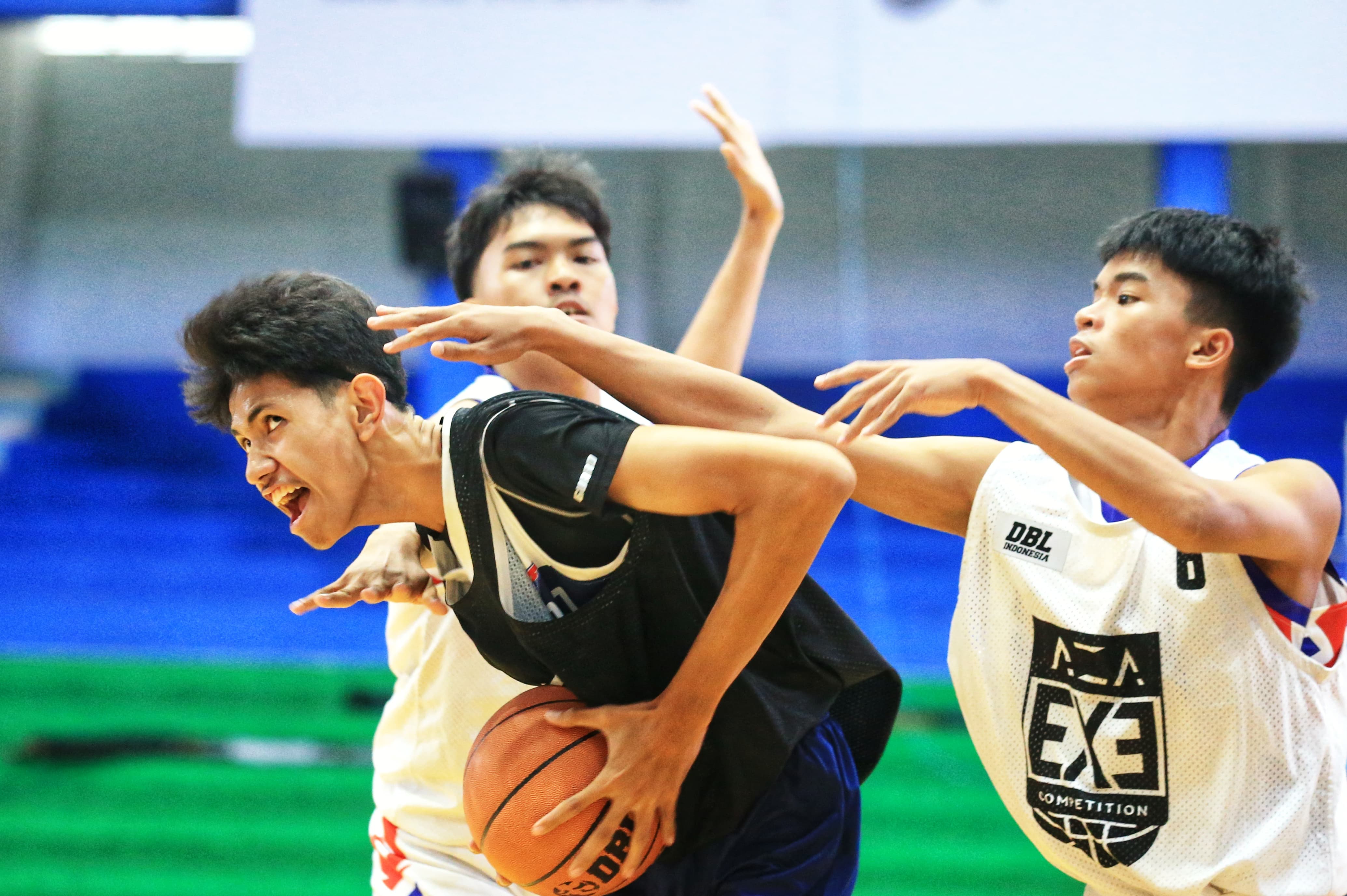 KETAT:Aksi pemain SMA Don Bosco Banjarmasin menghadapi SMAN 1 Kandangan di laga perdana AZA 3x3 Competition Honda DBL 2025 Kalsel, Sabtu (16/8/2025) di GOR Hasanuddin HM Banjarmasin.